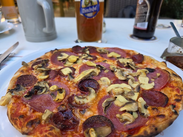 Essen wie Gott in Neapel: Neben Pizza gab´s auch den Primavera-Salat in Pfändhausen