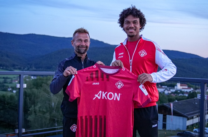 Linksverteidiger David Abrangao soll die Würzburger Kickers verstärken