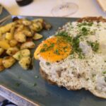 Essen wie Gott in Franken: Die Fleischküchle mit Bratkartoffeln, Spiegelei und Salat im Goldenen Adler