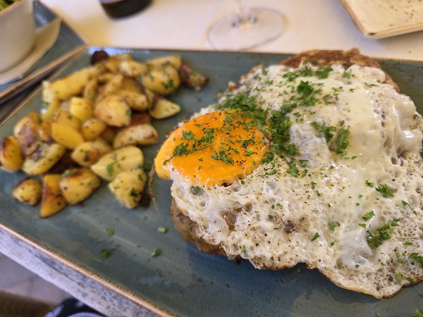 Essen wie Gott in Franken: Die Fleischküchle mit Bratkartoffeln, Spiegelei und Salat im Goldenen Adler