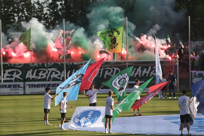 „Choreo“ der Fußballfans verletzt Kind: Polizei ermittelt wegen Gefährlicher Körperverletzung