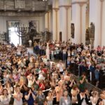 Aufstehen für eine heilere Welt: Weihbischof Reder feiert Gottesdienst mit über 1000 Kommunionkindern aus dem ganzen Bistum im Kiliansdom