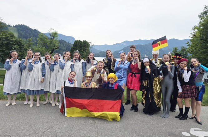 Den Weltmeistertitel wieder nach Haßfurt geholt: Die Ballettschule On Point überzeugt international in Slowenien