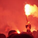 Polizei ermittelt, nachdem in Würzburg mehrere Bengalos nach dem WM-Fußballspiel gezündet wurden