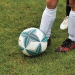 Mehrere Unbekannte gehen auf einem Spielplatz einen zehnjährigen Jungen aus der Ukraine an und verletzen ihn leicht