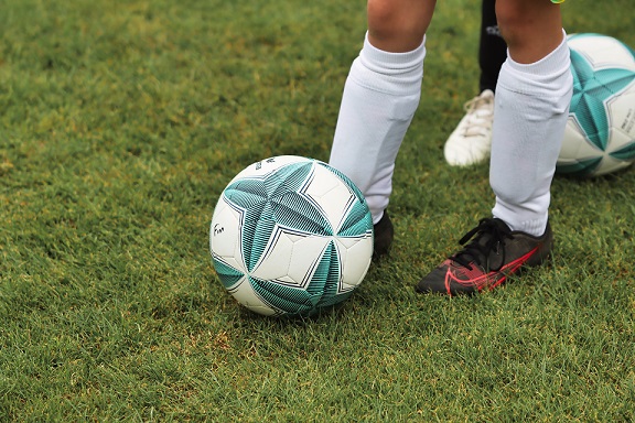 Mehrere Unbekannte gehen auf einem Spielplatz einen zehnjährigen Jungen aus der Ukraine an und verletzen ihn leicht
