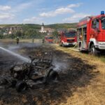 Rasenmäher und ein Feld gerieten in Brand: Zahlreiche Einsatzkräfte der Feuerwehr waren im Sommerhausen vor Ort