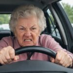 Überholen trotz Gegenverkehr: 81-Jährige Unfallverursacherin uneinsichtig, Polizei beschlagnahmt Führerschein