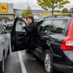 Fluchende Frau verursacht auf dem Netto-Parkplatz mit ihrem Volvo-Kombi einen Schaden und flüchtet – doch eine Zeugin fertigte Bildaufnahmen