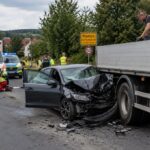 Wagen prallt gegen stehenden Lkw, weil eine Frau niesen muss: Mehrere Verletzte, Ermittlungen eingeleitet