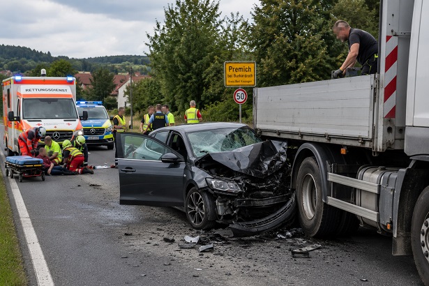 Wagen prallt gegen stehenden Lkw, weil eine Frau niesen muss: Mehrere Verletzte, Ermittlungen eingeleitet