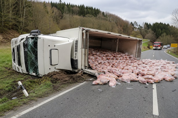 Kühlanhänger mit Schweinkeulen umgekippt: Fahrer leichtverletzt, hoher Sachschaden