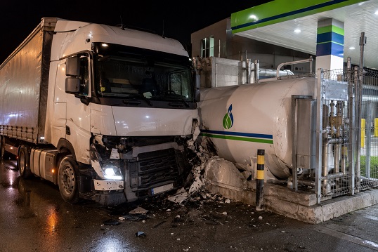 Betrunkener Lkw-Fahrer stößt auf Tankstellengelände gegen Erdgascontainer – das kostete den Führerschein