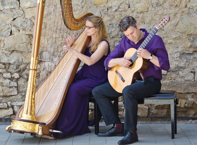 Mit Harfe und Gitarre: Das Duo Saitenblicke gibt ein Konzert in Schloss Zeilitzheim