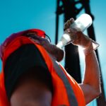 Für alle, die in unter praller Sonne arbeiten: „WSS – auf Wasser, Sonnencreme und Schatten kommt es an“, sagt die IG BAU