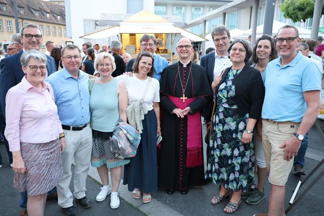 „Gott loben für den gemeinsamen Weg“: Bischof Dr. Franz Jung feiert Pontifikalgottesdienst mit Silberpaaren