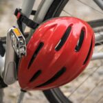 73 Jahre alter E-Bike-Fahrer ohne Helm stürzt alleinbeteiligt und wird dabei schwer verletzt