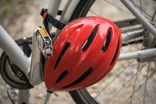 73 Jahre alter E-Bike-Fahrer ohne Helm stürzt alleinbeteiligt und wird dabei schwer verletzt