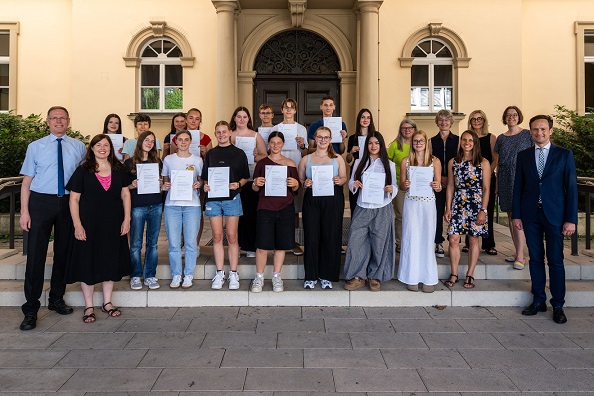 Engagement am Celtis-Gymnasium wird belohnt: Zertifikatsverleihung zum Freiwilligen Sozialen Schuljahr