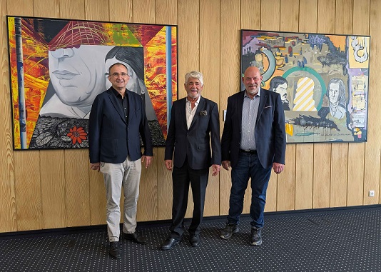 Zwei Rückert-Bilder von Gerhard Göbel finden im großen Besprechungsraum eine neue Heimat im Leopoldina-Krankenhaus