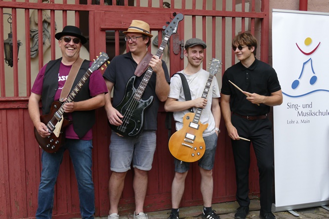 Open-Air-Konzert mit der Schulband „GrooveXperience“ auf dem Kirchplatz in Lohr am Main