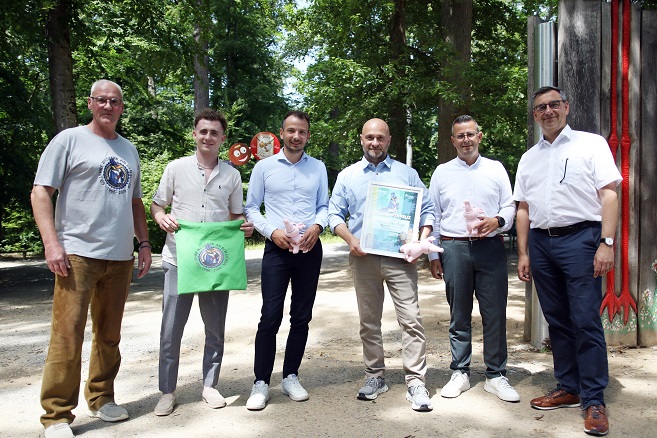 Ein neuer Hauptsponsor für den „Bürgerwaldpark“: Die Steuerkanzlei Hetzel Jülka Dusel aus Schweinfurt unterstützt nun den Wildpark