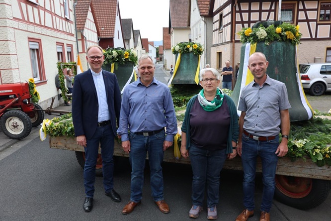 Mut, Gottvertrauen und starker Zusammenhalt: Heufurt feiert seine neuen Kirchenglocken