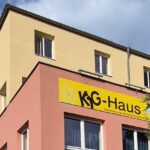 Bürgermeister und Ratsgremium verschafft sich Eindruck vom Millionenprojekt: Das KJG-Haus in Schonungen wird umfassend modernisiert