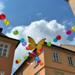 Der Sommer zieht in die Keßlergasse ein: Bunte Lampions und farbenfrohe Schmetterlinge sorgen für ein neues Ambiente