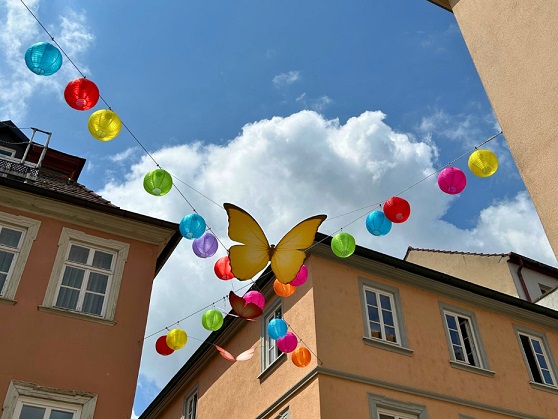 Der Sommer zieht in die Keßlergasse ein: Bunte Lampions und farbenfrohe Schmetterlinge sorgen für ein neues Ambiente