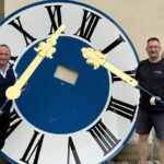 Frischer Glanz für ein Wahrzeichen: Die Kirchturmuhr von Grafenrheinfeld ist nach aufwendiger Restaurierung wieder komplett