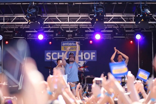 2.000 SchülerInnen und ein geheimer Star: Das war mit Mark Forster ein Moment, den Schweinfurt nicht vergessen wird