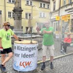 Willkommene Abkühlung durch eine Nebeldusche am heißen Kitzinger Marktplatz gleich am Kiliansbrunnen