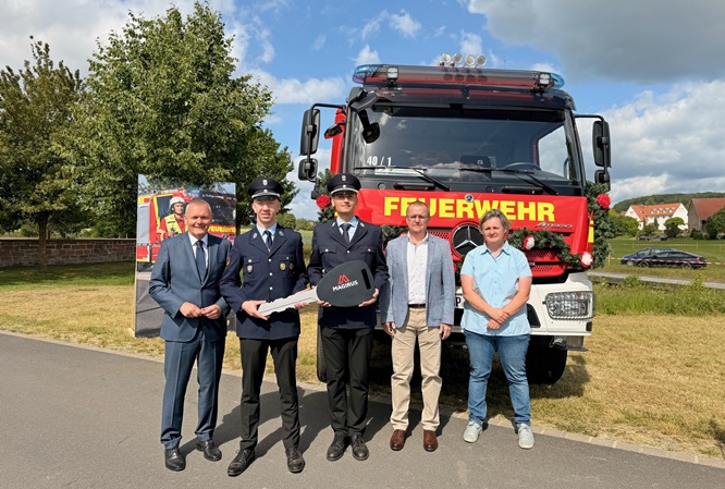 „HLF 20“ in Altfeld übergeben: Team der Feuerwehr freut sich über ein neues Einsatzfahrzeug