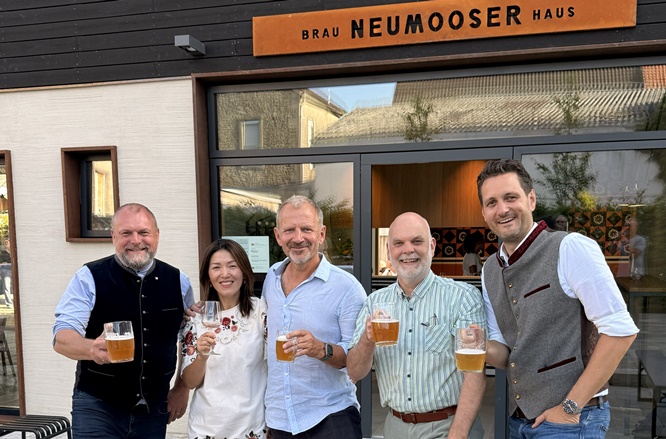 Mehr Lebensqualität und Erhalt der Dorfstrukturen: Neumooser Brauhaus in Moos eröffnet