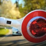 Weil ein Pole während der Fahrt telefonierte: Polizei stoppt Pkw-Anhänger-Gespann ohne erforderliche Fahrerlaubnis