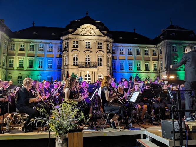 Das traditionelle Schlosskonzert: Symphonische Blasmusik in stilvollem Ambiente mit der Bläserphilharmonie Werneck
