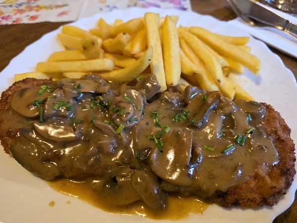 Essen wie Gott in Franken: Tolle Schnitzelgerichte im Gasthaus Schmittbrunnen in Happertshausen