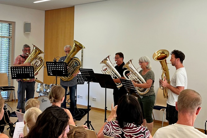 Sommerkonzert der Musikschule begeisterte, Lehrkraft Erwin Bentele wurde feierlich verabschiedet