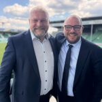 Landrat Thomas Eberth gratuliert Coburgs Landrat Sebastian Straubel zum Vorsitz im Tourismusverband Franken