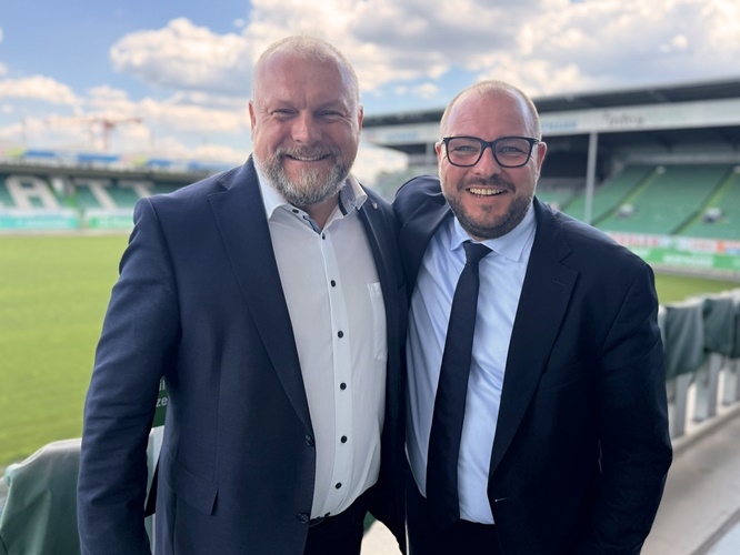 Landrat Thomas Eberth gratuliert Coburgs Landrat Sebastian Straubel zum Vorsitz im Tourismusverband Franken