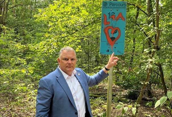 Zeugen gesucht! Nach einer Sachbeschädigung am Volkacher Trimm-dich-Pfad erstattet die Stadt Anzeige