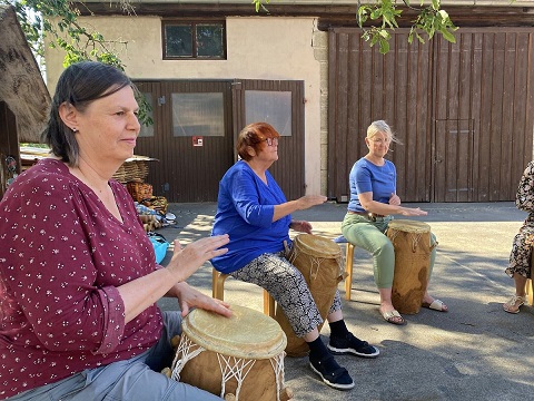 Tanzt die Frau? Ja, sie tanzt! Trommelworkshop der KLB begeistert Teilnehmerinnen in Gaurettersheim