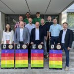 Wie hoch ist der UV-Index? Tafeln informieren über Sonnenschutz – GesundheitsregionPLUS und AOK Bayern setzen gemeinsam ein Zeichen für mehr Hitzeschutz