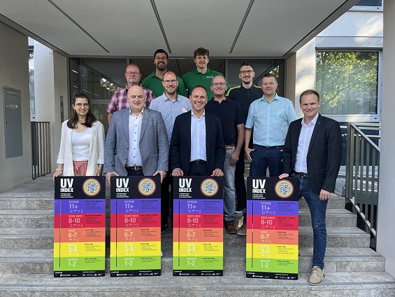 Wie hoch ist der UV-Index? Tafeln informieren über Sonnenschutz – GesundheitsregionPLUS und AOK Bayern setzen gemeinsam ein Zeichen für mehr Hitzeschutz