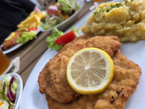 Essen wie Gott in Franken: Bockbier, Schnitzel und Cordon Bleu zum Tanz der Störche