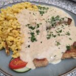Essen wie Gott in Franken: Das Schlemmerschnitzel mit Zwiebelsoße und Spätzle und das Knoblauchschnitzel im Alban Park