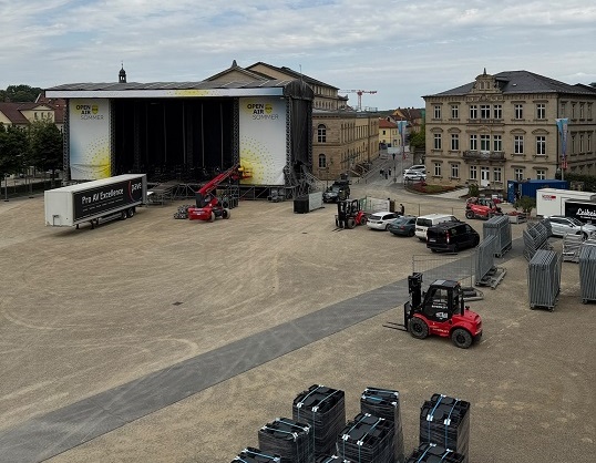 Ton, Licht und kilometerweise Zaun: So entsteht der HUK-COBURG open-air-sommer