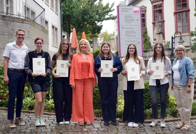 Bereit für neue Aufgaben: Fünf Nachwuchskräfte schließen ihre Ausbildung beim Landratsamt Kitzingen erfolgreich ab