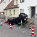 Kurioser Einsatz für die Schonunger Feuerwehr: In der Bachstraße mitten im Altort überschlug sich ein Pkw
